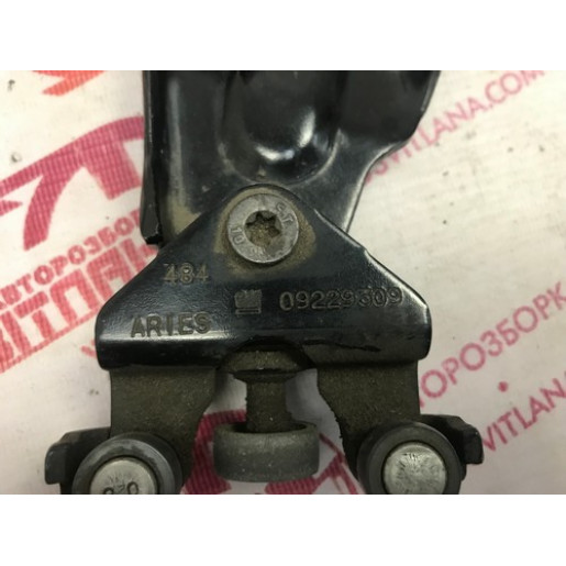 Ролик раздвижной правой двери нижний Opel Combo 2001-2011 09179776